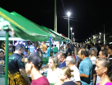 Luzes de natal e Feira da Lua atraem famílias